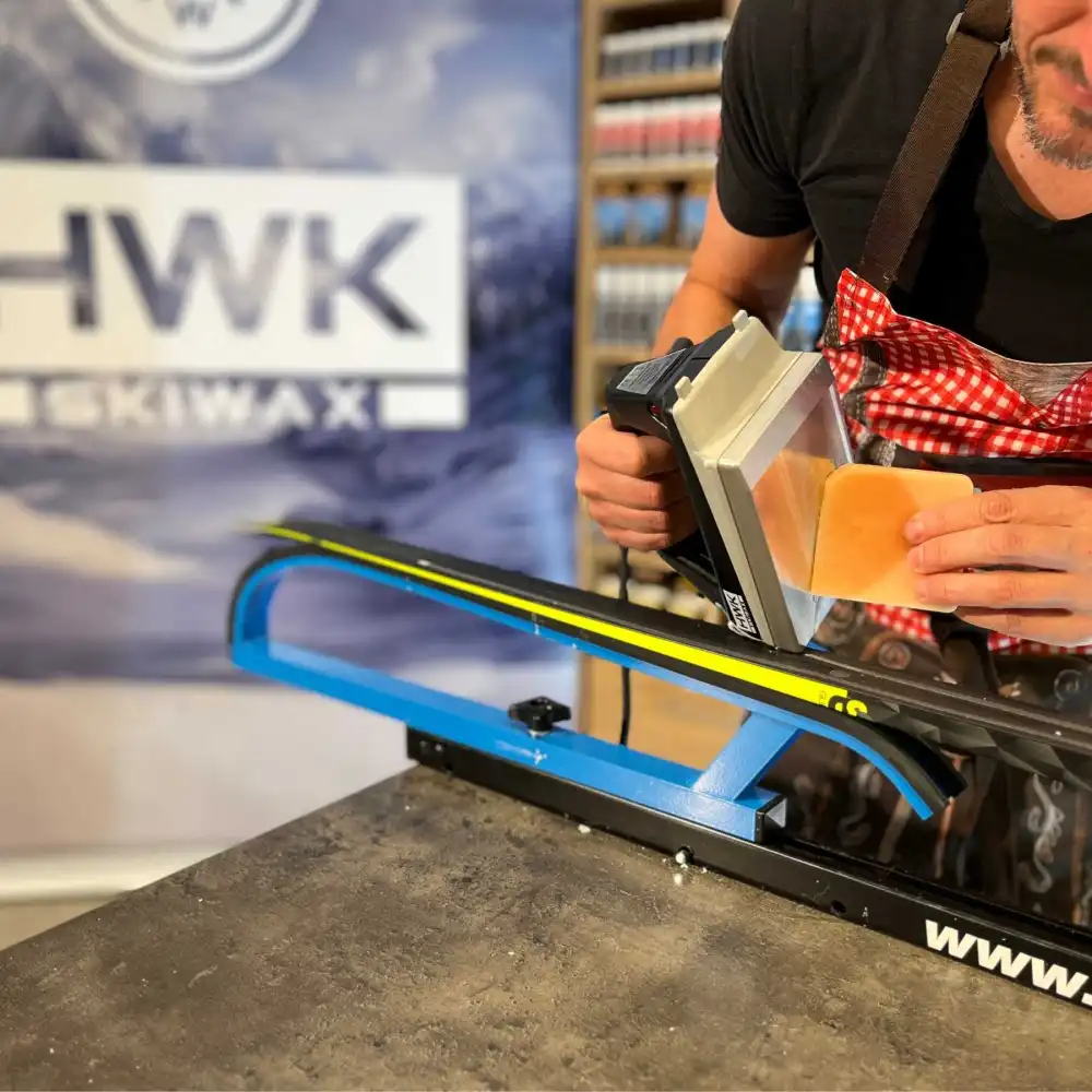 A product picture of the HWK HX Racewax Warm New Snow Melt Wax (4C/-2C) | 100g