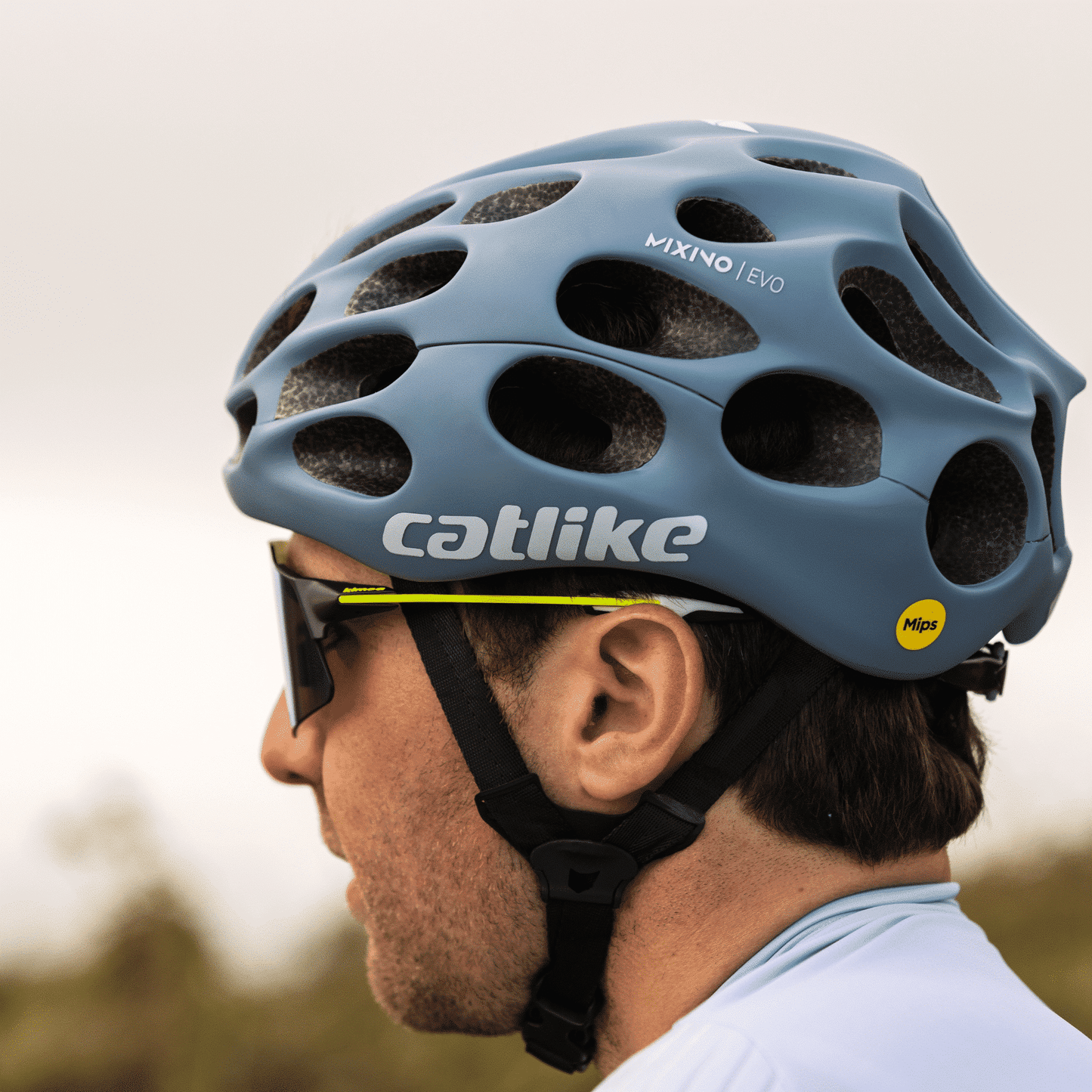 A product picture of the Catlike Mixino Evo Pro Road Helmet