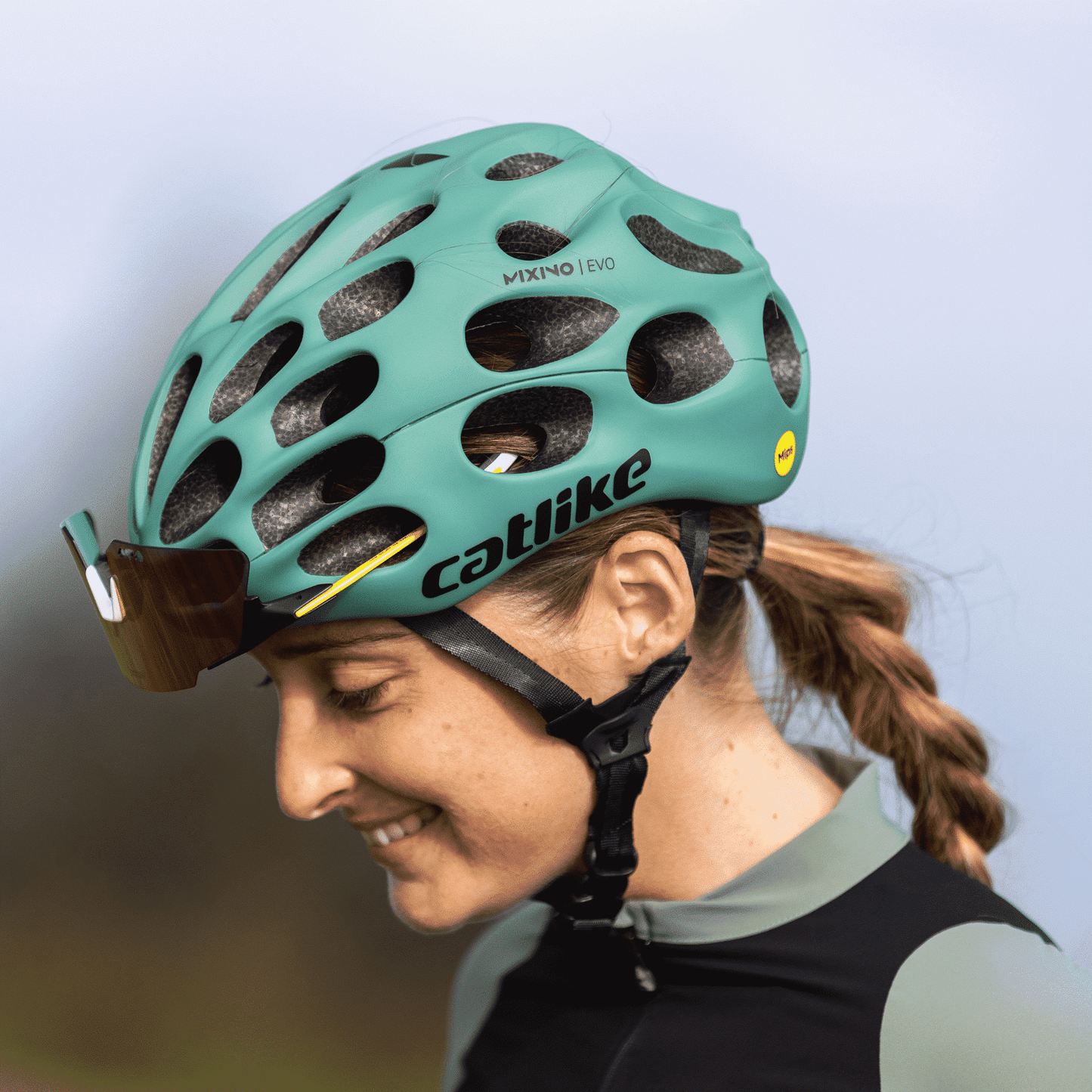 A product picture of the Catlike Mixino Evo Pro Road Helmet