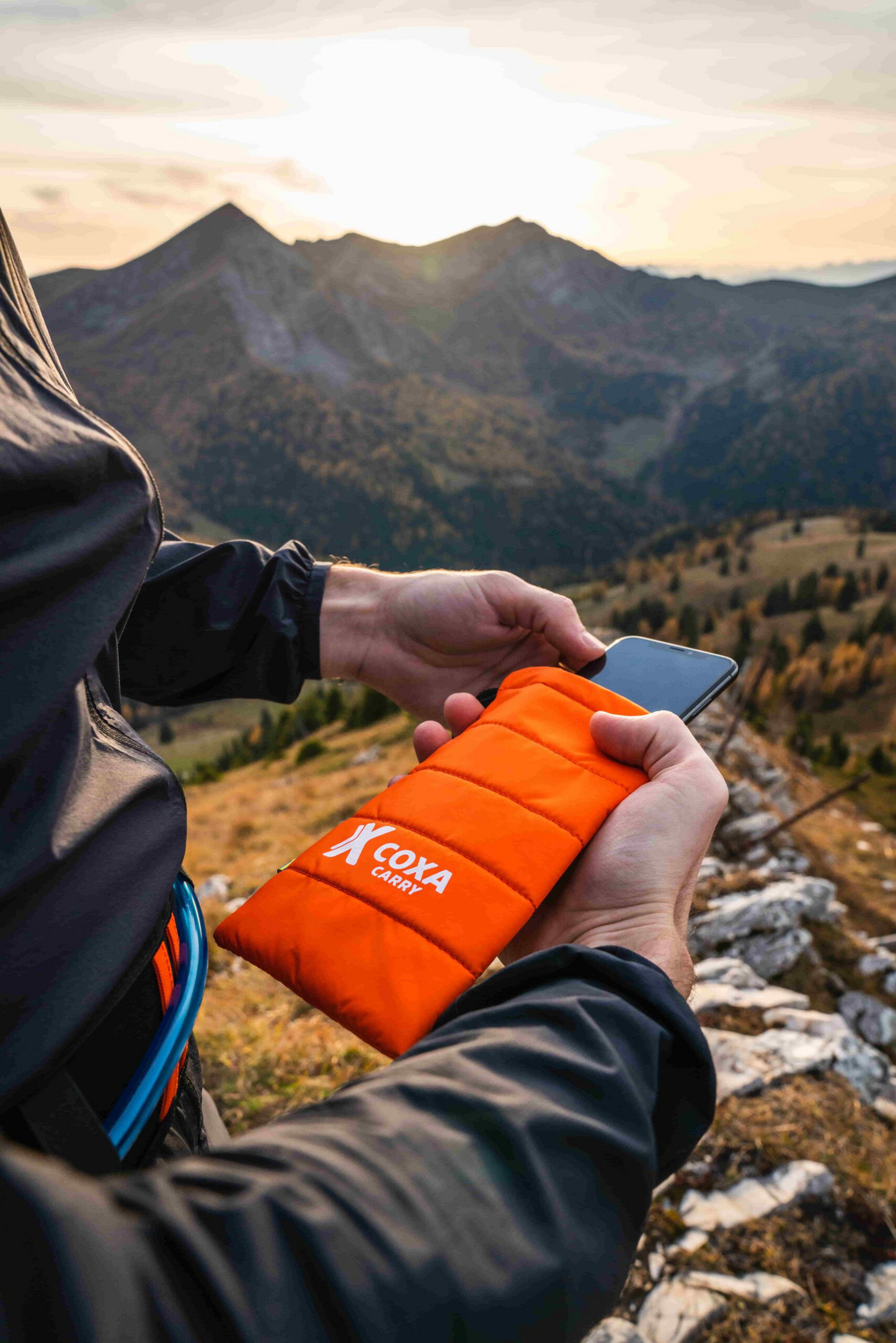 A product picture of the COXA CARRY Thermo Phone Case