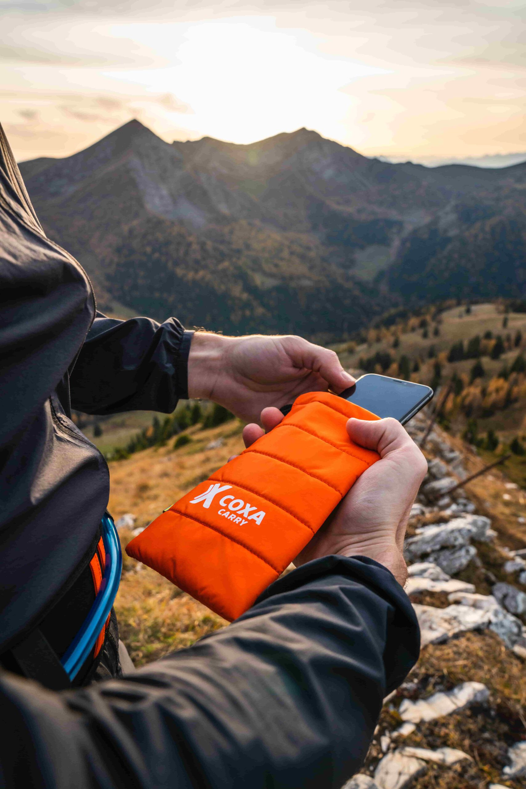A product picture of the COXA CARRY Thermo Phone Case