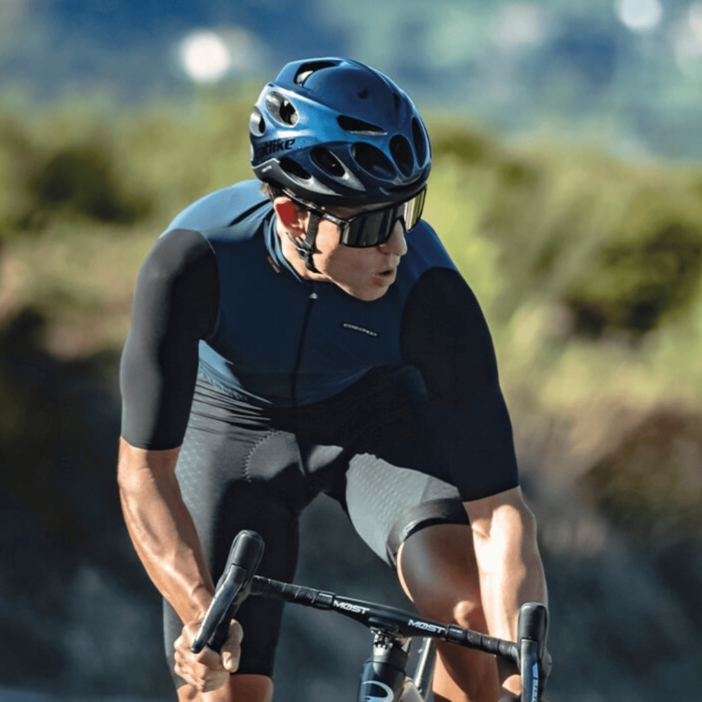 A product picture of the Catlike Vento Aero Comp Road Helmet